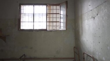 Boş Hapishane Hücreleri. Hapishane içinde. Pencere kenarındaki hapishane parmaklıkları. Hapis, Hapis ve Suç Detayları, Adalet. Hapishane içinde. Özgürlüğün Sınırlanması.
