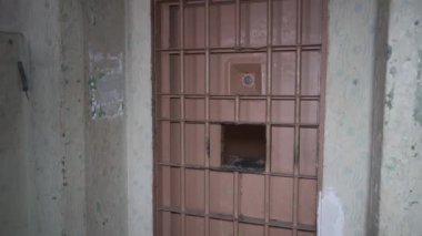 Hapishane Metal Kapısı Mahkûmu İçeriden Kaçışa Koru. Hapishane parmaklıklarından geçen yemek kanalı. Hapis, Hapis ve Suç Detayları, Adalet. Hapishane içinde. Özgürlüğün Sınırlanması.