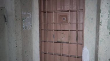Hapishane Metal Kapısı Mahkûmu İçeriden Kaçışa Koru. Hapishane parmaklıklarından geçen yemek kanalı. Hapis, Hapis ve Suç Detayları, Adalet. Hapishane içinde. Özgürlüğün Sınırlanması.