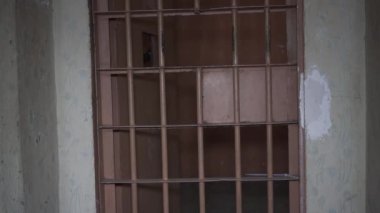 Hapishane Metal Kapısı Mahkûmu İçeriden Kaçışa Koru. Hapishane parmaklıklarından geçen yemek kanalı. Hapis, Hapis ve Suç Detayları, Adalet. Hapishane içinde. Özgürlüğün Sınırlanması.