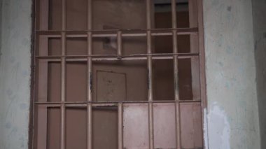 Hapishane Metal Kapısı Mahkûmu İçeriden Kaçışa Koru. Hapishane parmaklıklarından geçen yemek kanalı. Hapis, Hapis ve Suç Detayları, Adalet. Hapishane içinde. Özgürlüğün Sınırlanması.