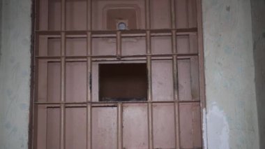 Hapishane Metal Kapısı Mahkûmu İçeriden Kaçışa Koru. Hapishane parmaklıklarından geçen yemek kanalı. Hapis, Hapis ve Suç Detayları, Adalet. Hapishane içinde. Özgürlüğün Sınırlanması.