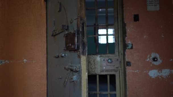 刑務所の金属製のドアは囚人を内部から脱出させる 刑務所のセルバーを介してフードチャンネル 刑務所 有罪判決と犯罪の詳細 刑務所内 自由を制限する — ストック動画