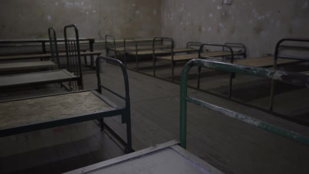 Puste Cele Więzienne Wnętrze Więzienia Metalowe Drzwi Chronią Więźnia Przed — Wideo stockowe
