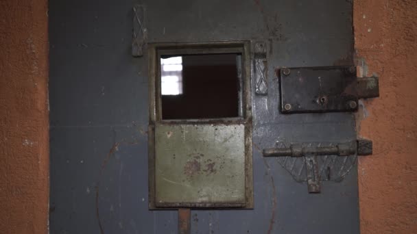 Metalen Deur Van Gevangenis Beschermt Gevangene Van Binnen Naar Buiten — Stockvideo