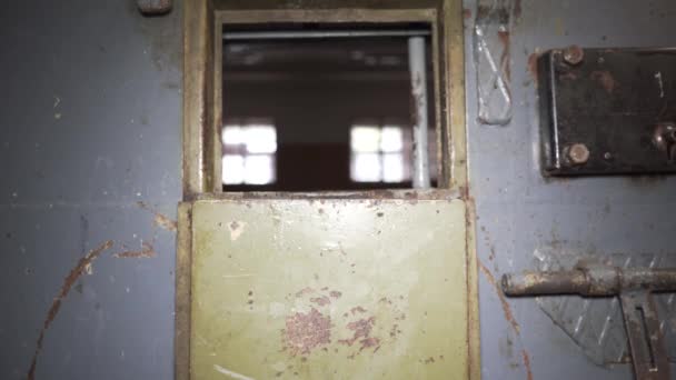 Porte Métal Prison Protège Prisonnier Intérieur Évasion Chaîne Alimentaire Travers — Video