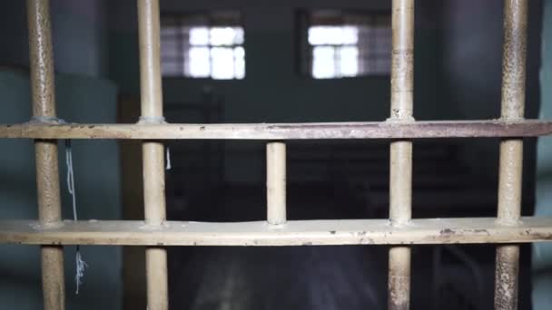 Puerta Metálica Prisión Protege Prisionero Desde Adentro Para Escapar Food — Vídeo de stock