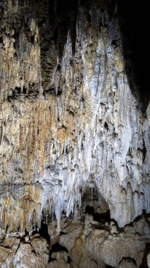 Slovakya 'nın Düşük Tatras' taki Demanovska Mağarası Stalactites Stalagmitleri ve Yeraltı Şelalesi Gölü ile Slovakya 'nın Doğal Kireç Taşı oluşumlarında En Çok Ziyaret Edilmiş Mağara