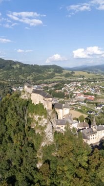 Orava Kalesi Slovakya 'daki Orava Nehri' nin yukarısındaki dramatik uçurumlara tünemişti. Günbatımı ışığı ortaçağ mimarisini ve nefes kesici manzarayı gözler önüne seriyor. Tarih ve seyahat görselleri için ideal