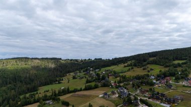 Polonya, Zakopane yakınlarındaki dağ zirveleri, yazın. Alp manzarası üzerinde sürüklenen bulutlarla yemyeşil bir manzara. Doğa, seyahat ve açık hava görselleri için ideal