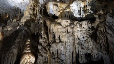 Slovakya 'nın Düşük Tatras' taki Demanovska Mağarası Stalactites Stalagmitleri ve Yeraltı Şelalesi Gölü ile Slovakya 'nın Doğal Kireç Taşı oluşumlarında En Çok Ziyaret Edilmiş Mağara