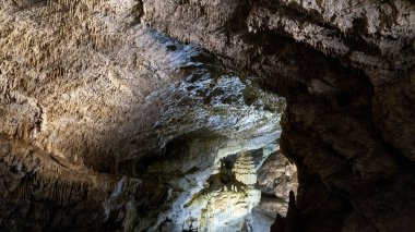 Slovakya 'nın Düşük Tatras' taki Demanovska Mağarası Stalactites Stalagmitleri ve Yeraltı Şelalesi Gölü ile Slovakya 'nın Doğal Kireç Taşı oluşumlarında En Çok Ziyaret Edilmiş Mağara