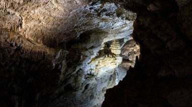 Slovakya 'nın Düşük Tatras' taki Demanovska Mağarası Stalactites Stalagmitleri ve Yeraltı Şelalesi Gölü ile Slovakya 'nın Doğal Kireç Taşı oluşumlarında En Çok Ziyaret Edilmiş Mağara