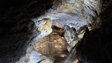 Slovakya 'nın Düşük Tatras' taki Demanovska Mağarası Stalactites Stalagmitleri ve Yeraltı Şelalesi Gölü ile Slovakya 'nın Doğal Kireç Taşı oluşumlarında En Çok Ziyaret Edilmiş Mağara