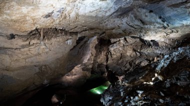 Slovakya 'nın Düşük Tatras' taki Demanovska Mağarası Stalactites Stalagmitleri ve Yeraltı Şelalesi Gölü ile Slovakya 'nın Doğal Kireç Taşı oluşumlarında En Çok Ziyaret Edilmiş Mağara