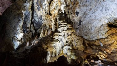 Slovakya 'nın Düşük Tatras' taki Demanovska Mağarası Stalactites Stalagmitleri ve Yeraltı Şelalesi Gölü ile Slovakya 'nın Doğal Kireç Taşı oluşumlarında En Çok Ziyaret Edilmiş Mağara