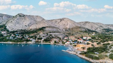 Campig Skrila, Krk Adası, Stara Baska Hırvatistan, Dağların ve Sahillerin Tekneleri, Plajları ve Adriyatik Denizi 'nin Havadan Görünümü' ndeki kamp alanı. Deniz kenarındaki karavan kampları güzel bir sahil şeridinde.