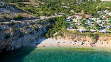 Campig Skrila, Krk Adası, Stara Baska Hırvatistan, Dağların ve Sahillerin Tekneleri, Plajları ve Adriyatik Denizi 'nin Havadan Görünümü' ndeki kamp alanı. Deniz kenarındaki karavan kampları güzel bir sahil şeridinde.