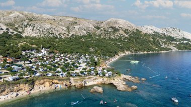 Campig Skrila, Krk Adası, Stara Baska Hırvatistan, Dağların ve Sahillerin Tekneleri, Plajları ve Adriyatik Denizi 'nin Havadan Görünümü' ndeki kamp alanı. Deniz kenarındaki karavan kampları güzel bir sahil şeridinde.