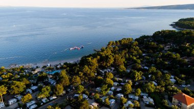 Hırvatistan 'ın Adriyatik kıyısındaki Krk adasının Liman ve Kızıl Döşemeli çatıları olan başkenti Krk' in Hava Manzarası. Mavi Deniz, Sailboat, Sandy Beaches ve Sunset Hırvatistan 'daki Tarihi Eski Şehir