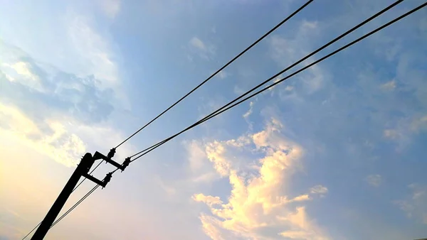 Elektromos Pole Van Gyönyörű Felhős Háttér — Stock Fotó