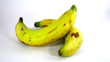 Muz beyaz bir arka plan üzerinde kirli.