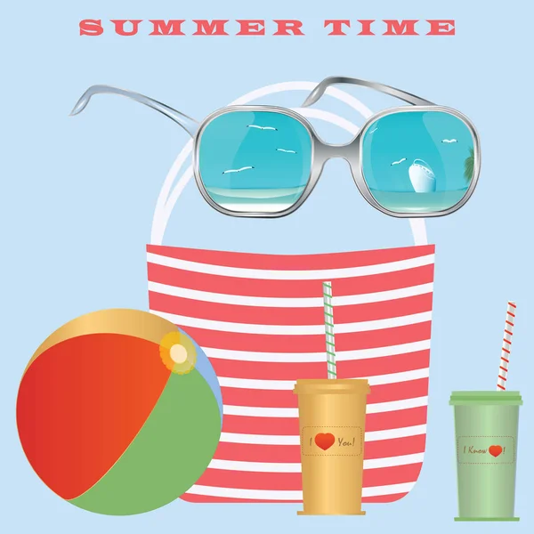 Accessoires voor zomer vakantie-opblaasbare bal, zonnebril met zee landschap reflectie, strandtas, glazen met een drankje-geïsoleerd op lichte achtergrond-vector — Stockvector