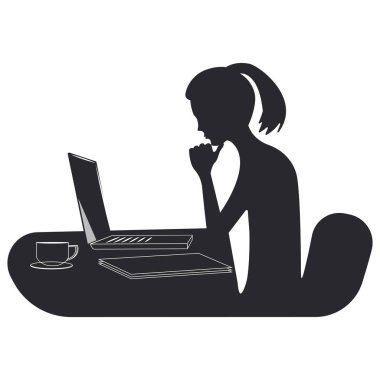 Beyaz arka planda izole edilmiş bir bilgisayarla masada oturan bir kızın silüeti. Eğitim konsepti. Sosyal ağlar. Serbest çalışan biri. Blogcu