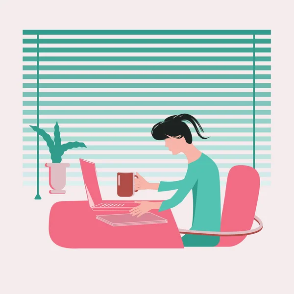 Een meisje zit in een stoel achter haar bureau, met een kopje in haar hand, werkend achter een laptop - jaloezieën, een pot bloemen - vector. Minimalisme. Vlakke stijl. — Stockvector