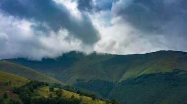 Dağlarda yağmur dan önce fırtına bulutları.