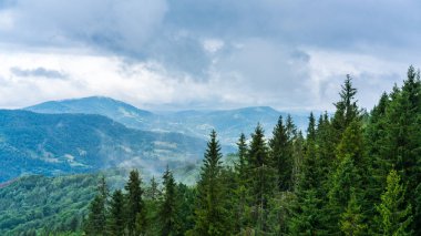 Dağların üzerinde coudly sisli gökyüzü