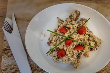 Sığır eti ve mantar bir masada Restoran ahşap mutfak eşyaları ve baharat ile risotto