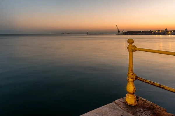 Thessaloniki Pier Vuurtoren Bij Vreedzame Zonsondergang Met Een Enkel Schip — Stockfoto