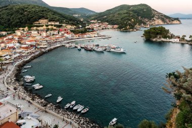 Resort Parga şehir, liman, plaj ve adacıkları panoramik bir güneşli, yaz günde (bölge Epirus, Yunanistan)