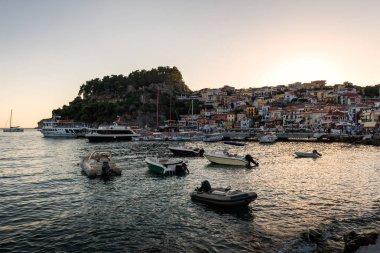 Parga, Parga, kıyı Yunan kenti İyon Denizi, gün batımında