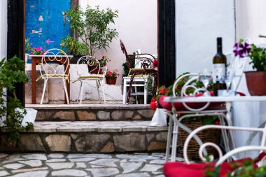 Parga, Yunanistan renkli sokaklarında restoranlarda tabloları