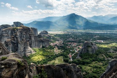 Meteorlar veya Meteora Ortodoks manastırları, panoramik Plato Thessaly Vadisi için görünümü ile