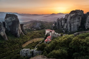 Meteorlar veya Meteora Ortodoks manastırları, panoramik Plato Thessaly Vadisi için görünümü ile