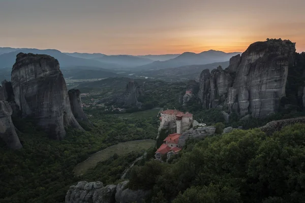 Meteorlar veya Meteora Ortodoks manastırları, panoramik Plato Thessaly Vadisi için görünümü ile