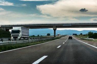 Karayolu trafik pastoral manzara aracılığıyla gün batımında