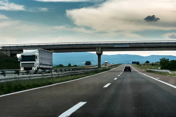 Highway Provozu Při Západu Slunce Pastorální Krajinou — Stock fotografie