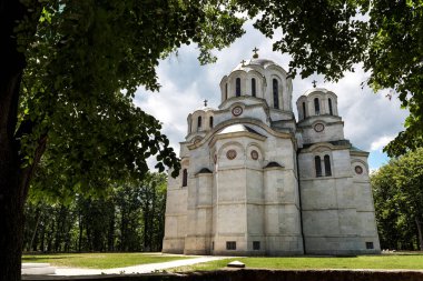 Saint George's Church Oplenac, Sırp Türbesi ve Karacorceviç, Oplenac Hill, şehir Topola üstüne Yugoslav Kraliyet Sarayı. Oplenac kilise kral Peter tarafından kuruldu ben Yugoslavya'nın