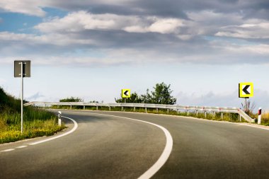 Güzel dağlara sarma boş asfalt yol