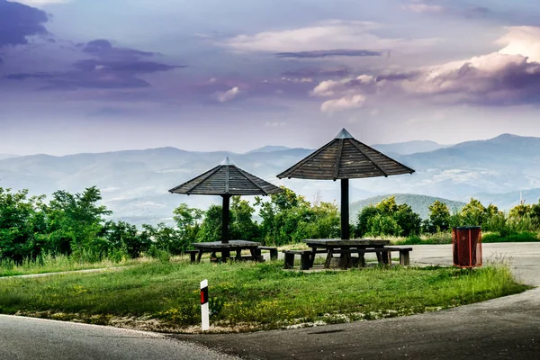 ビューと山の道路でドライバー Anf の旅行者のための休息 — ストック写真