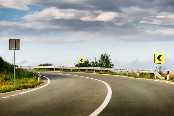 Güzel dağlara sarma boş asfalt yol