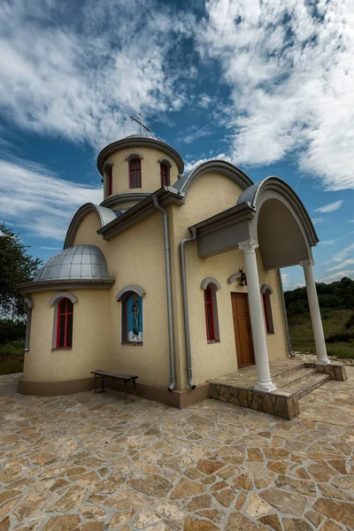 Pequena Igreja Ortodoxa Cristã Sérvia Uma Clareira — Fotografia de Stock