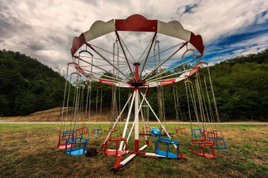 Carousel sandalye ile terk edilmiş. Kırsal kesimde atlı karınca