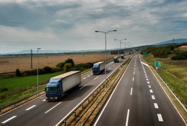 Karavan veya çizgi bir ülke karayolu üzerinde kamyon kamyon konvoyu