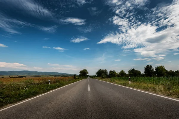 Ângulo Baixo Uma Estrada Asfalto Reta Através Paisagem Pastoral — Fotografia de Stock