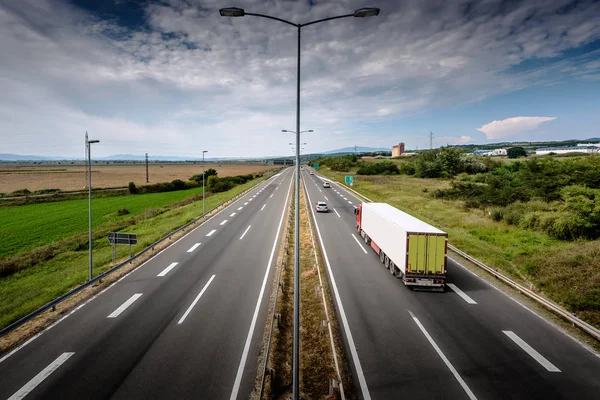 Strada Statale Traffico Strada Diritta Una Giornata Nuvolosa Attraverso Paesaggio — Foto Stock